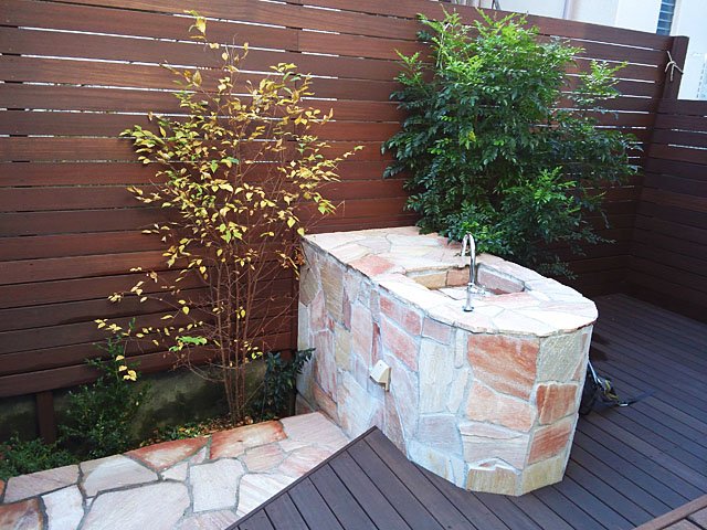 周りと調和したガーデンキッチン