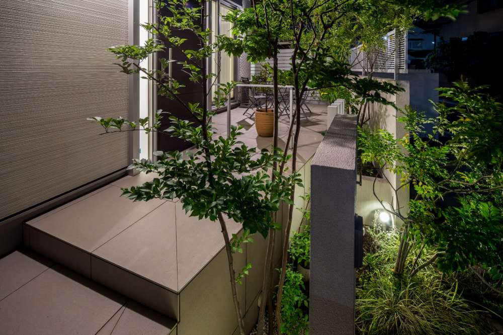 外構をシンボルツリーと浮き橋のライトアップで横浜市 施工事例 外構 お庭工事 デザイン 風知蒼